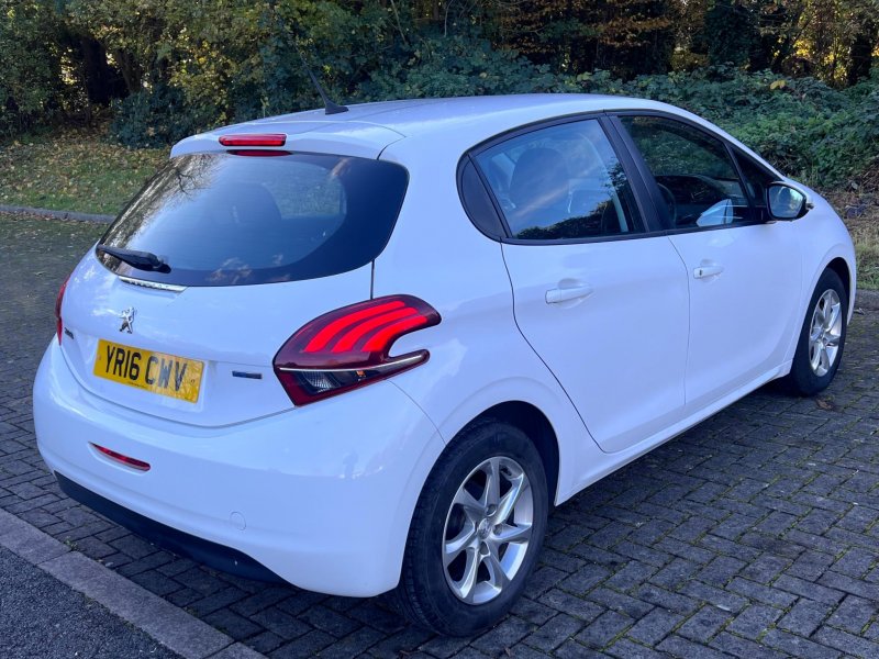 PEUGEOT 208