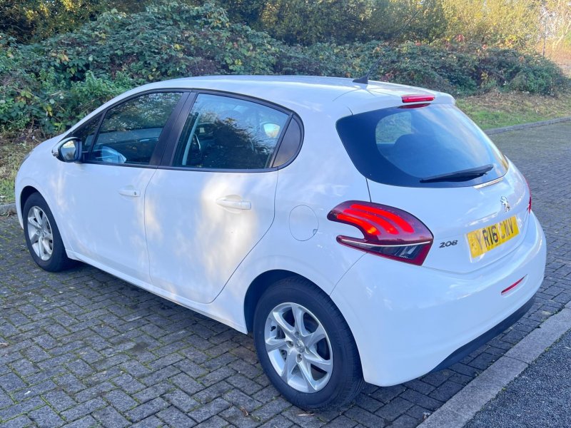 PEUGEOT 208