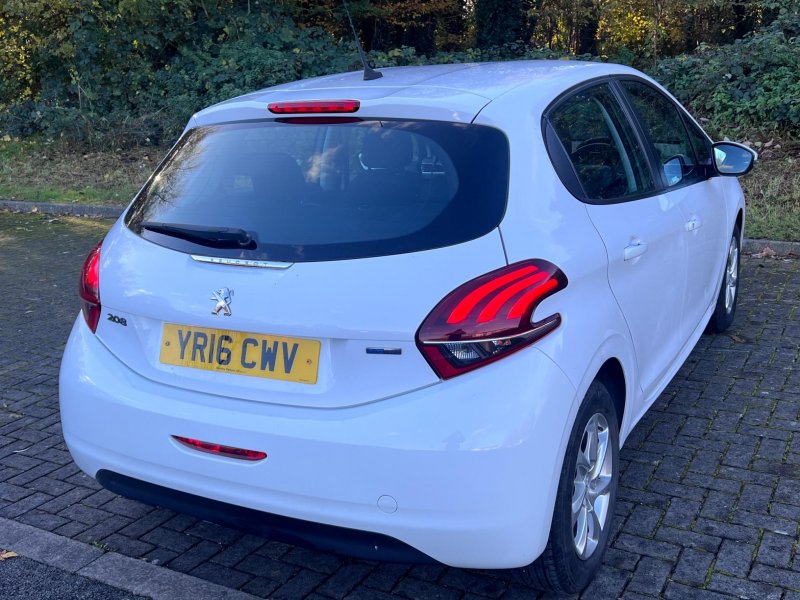 PEUGEOT 208