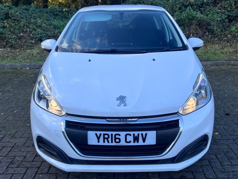 PEUGEOT 208