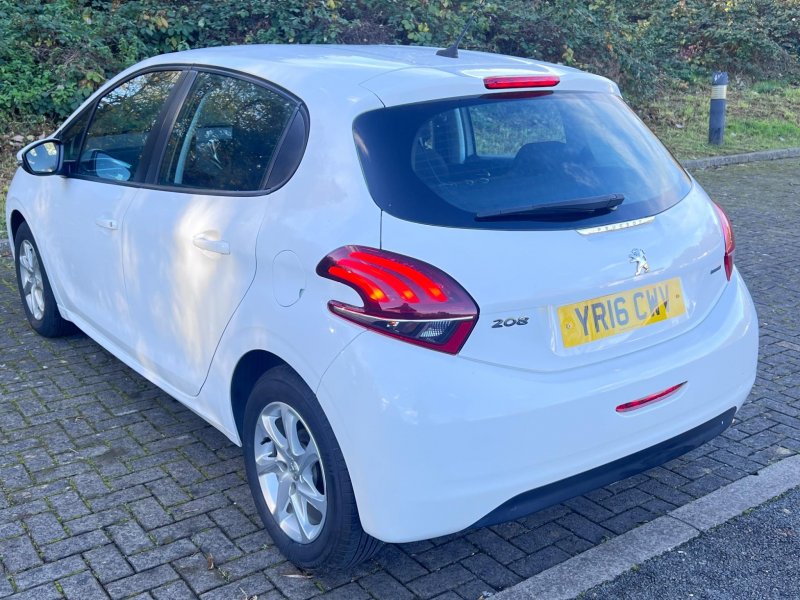 PEUGEOT 208