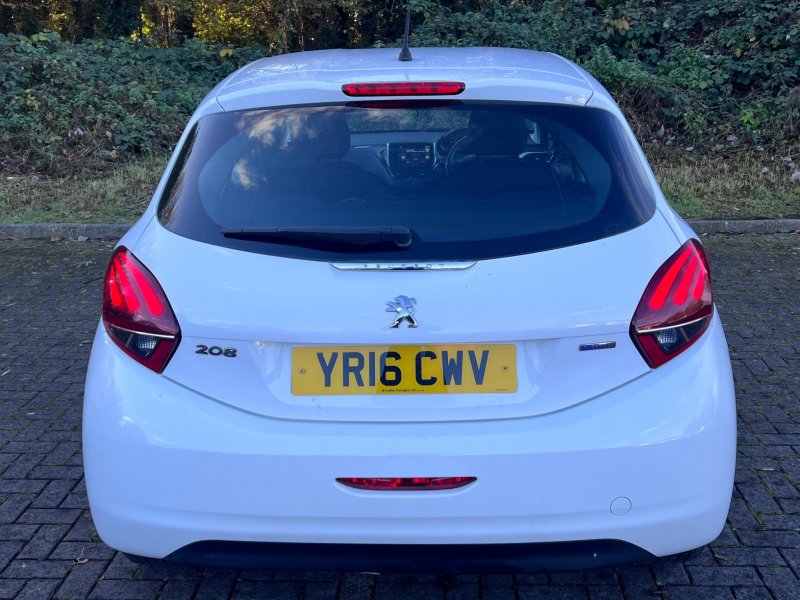 PEUGEOT 208